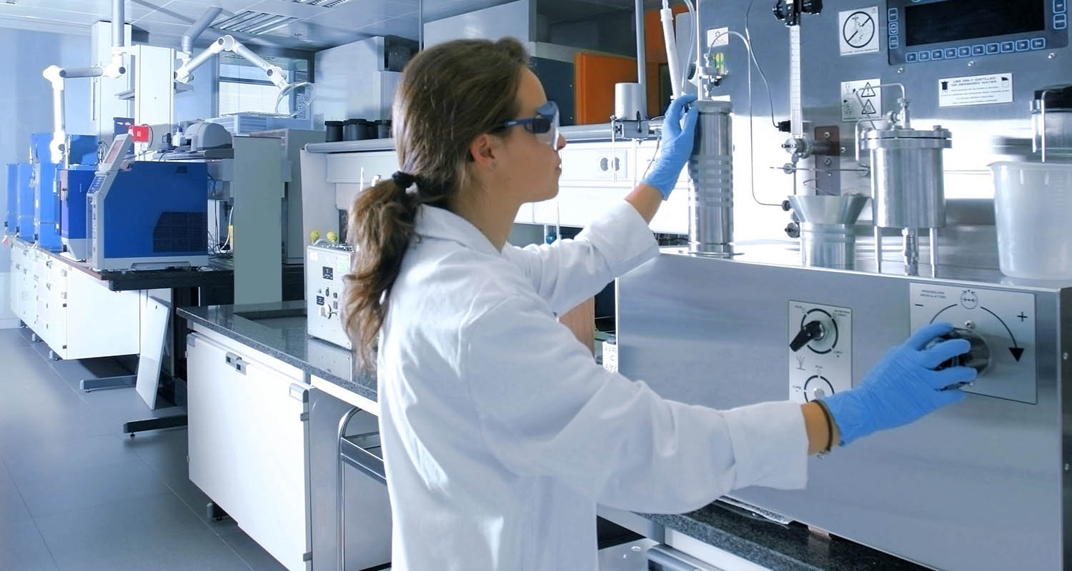 Mujer científica en un laboratorio