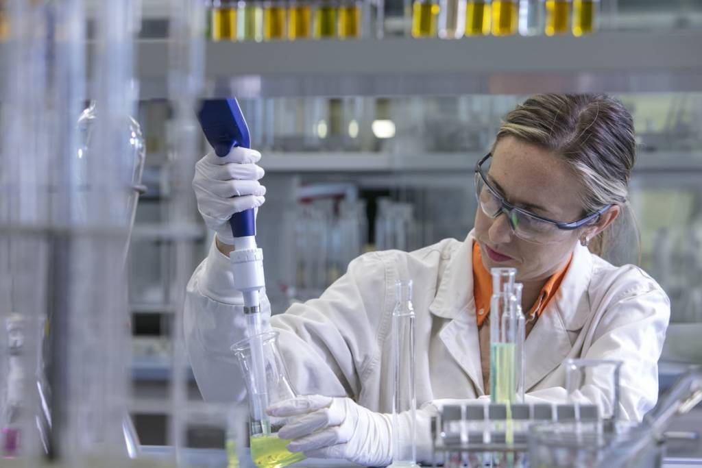 Investigadora en el laboratorio